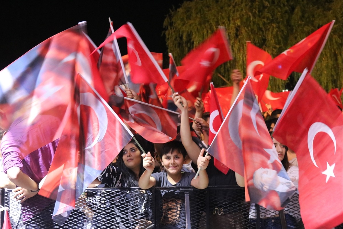 Sanatçı Zara, Gölbaşı\'nda konser verdi