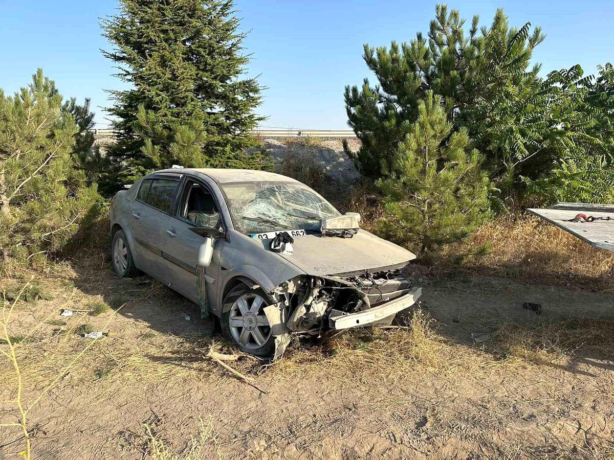 Afyonkarahisar\'da Otomobil Şarampole Girdi: 4 Kişi Yaralandı
