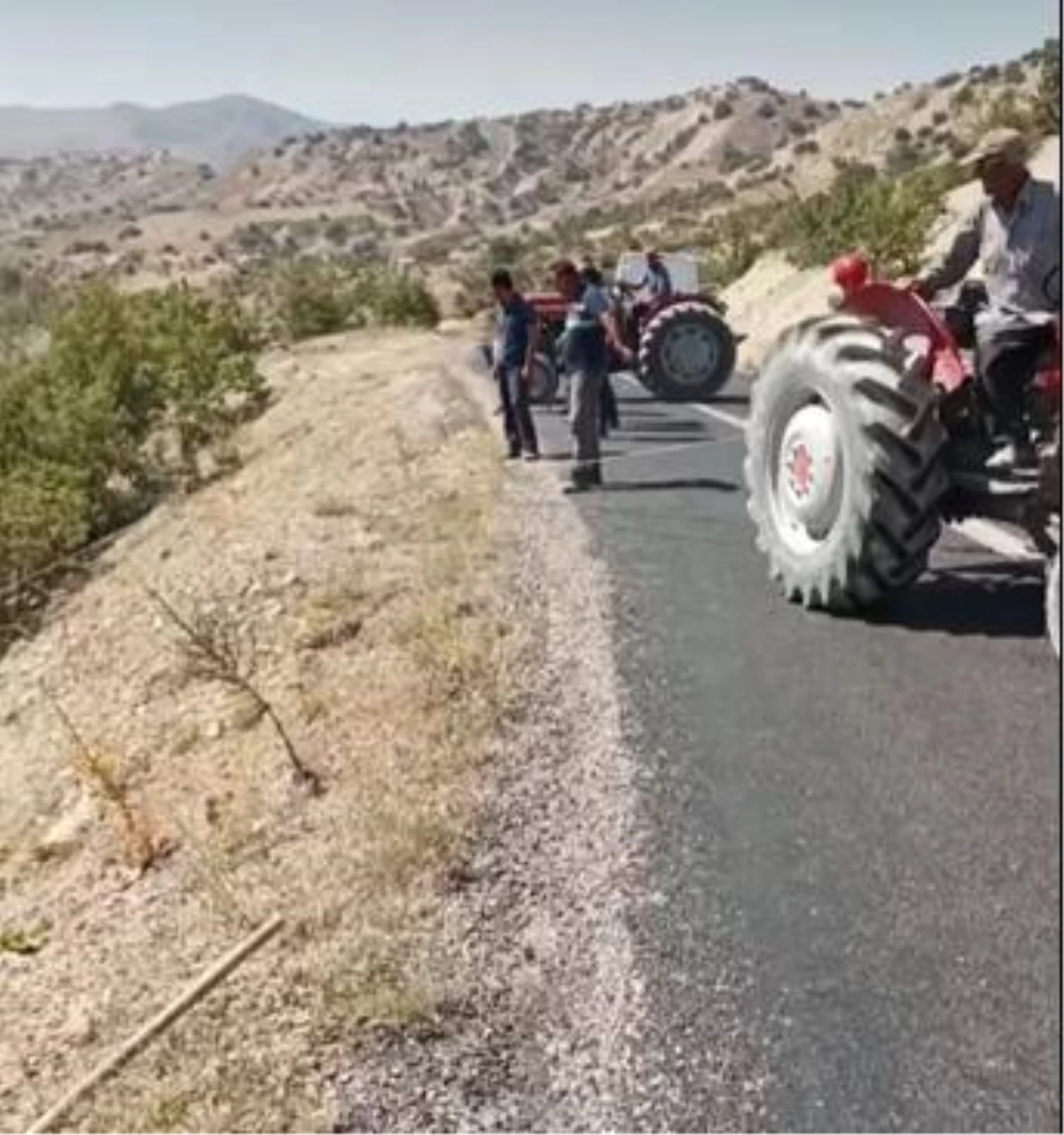 Elazığ\'da şarampole uçan otomobil köylüler tarafından traktör ile kurtarıldı