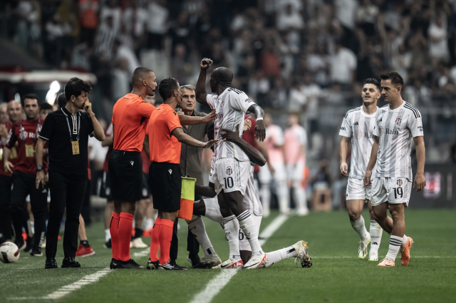 Sen misin Beşiktaş'a 'Afrika Milli Takımı' diyen! Aboubakar'dan gol sonrası Lucescu'ya olay hareket