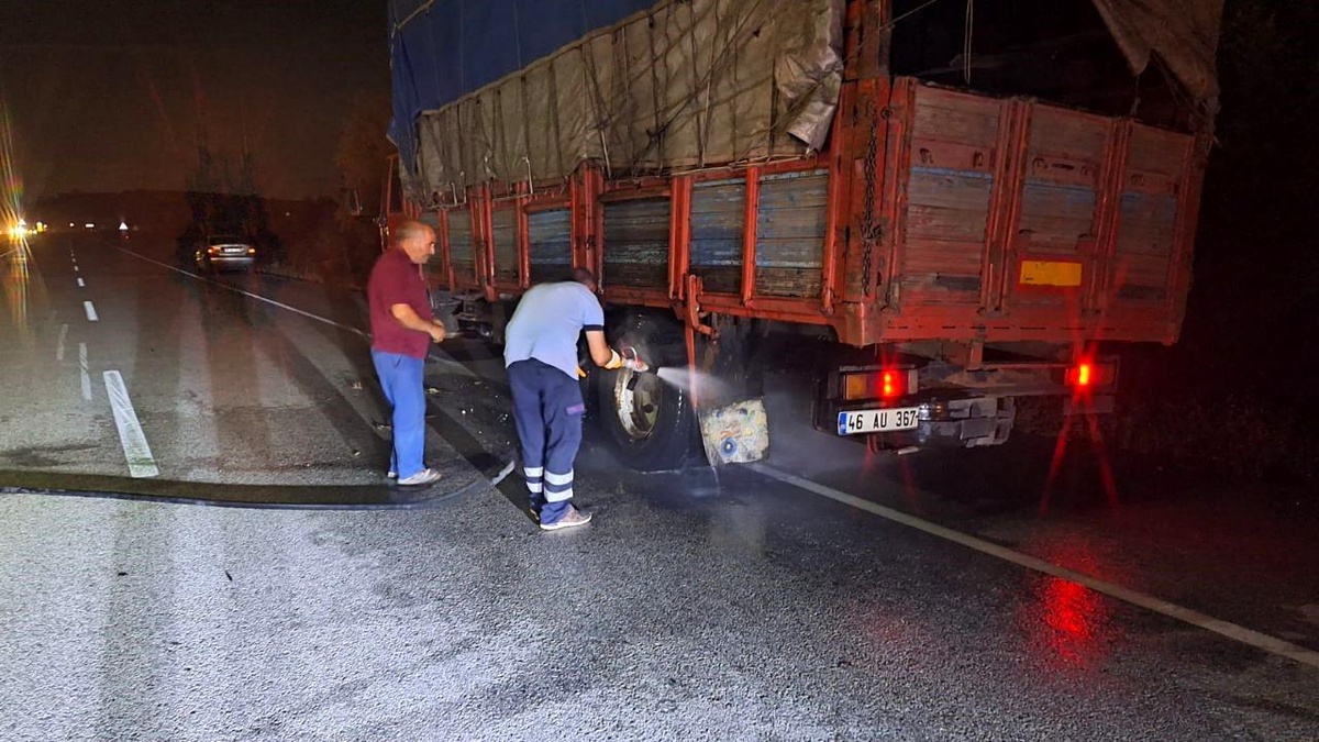 Çorum\'da Kamyonun Lastikleri Alev Aldı