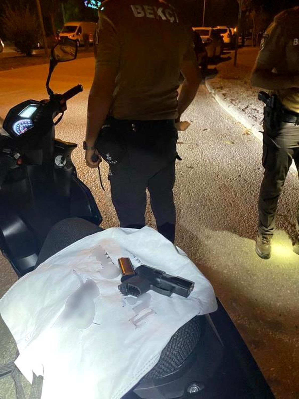 Düzce\'de gece kartalları motosiklet sürücüsünden ruhsatsız silah ele geçirdi