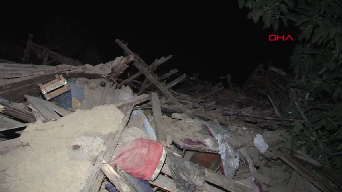 Tek katlı ahşap ev çöktü, bir kişi yaralandı