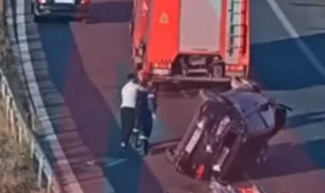 Yunanistan'da kaza yaptı, yolun ortasında namaza durdu! 2 yıl hapsi isteniyor Yunanistan'da kaza yaptı, yolun ortasında namaza durdu! 2 yıl hapsi isteniyor