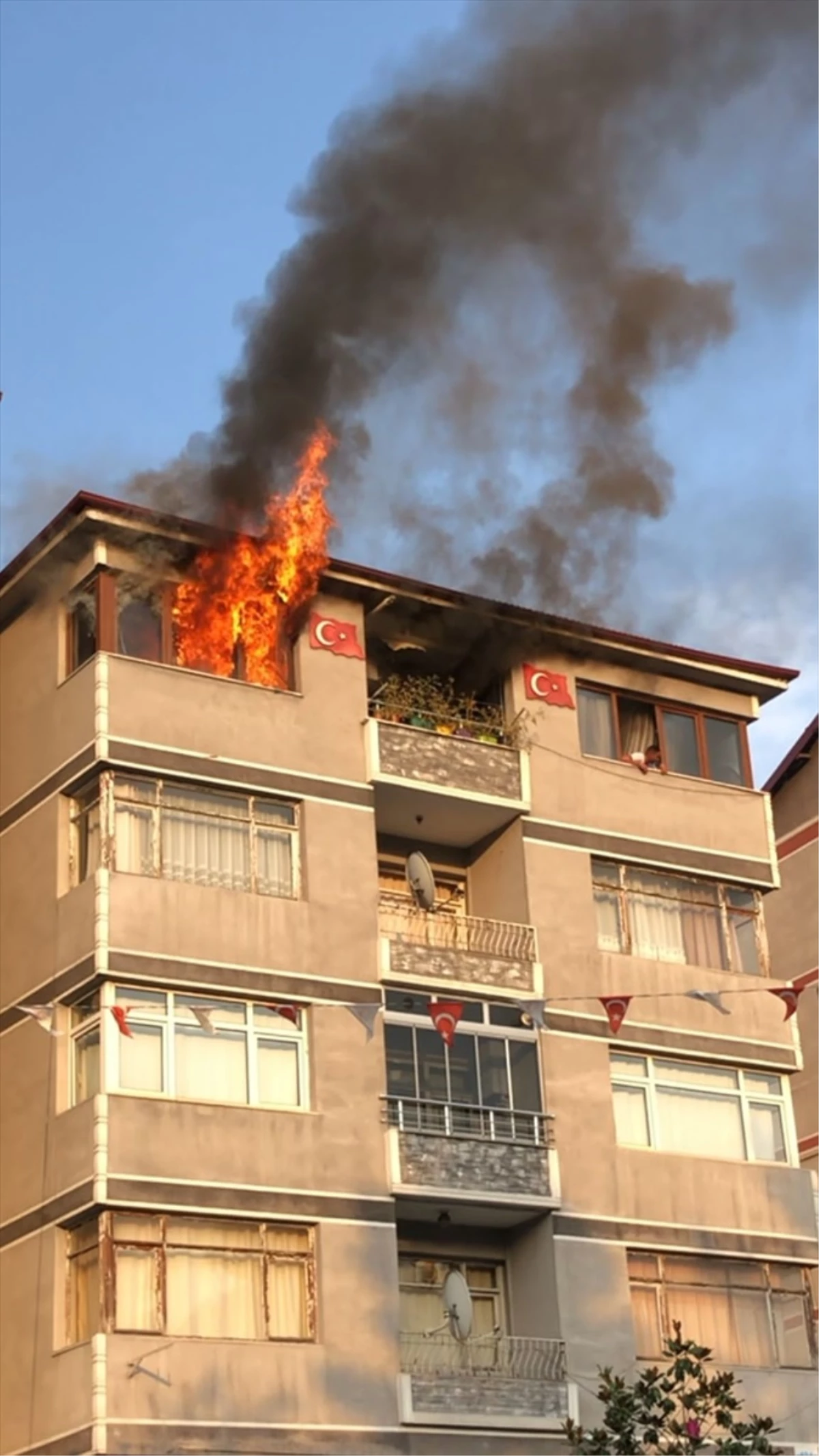 Zonguldak\'ta 6 Katlı Binada Yangın: 1 Yaralı