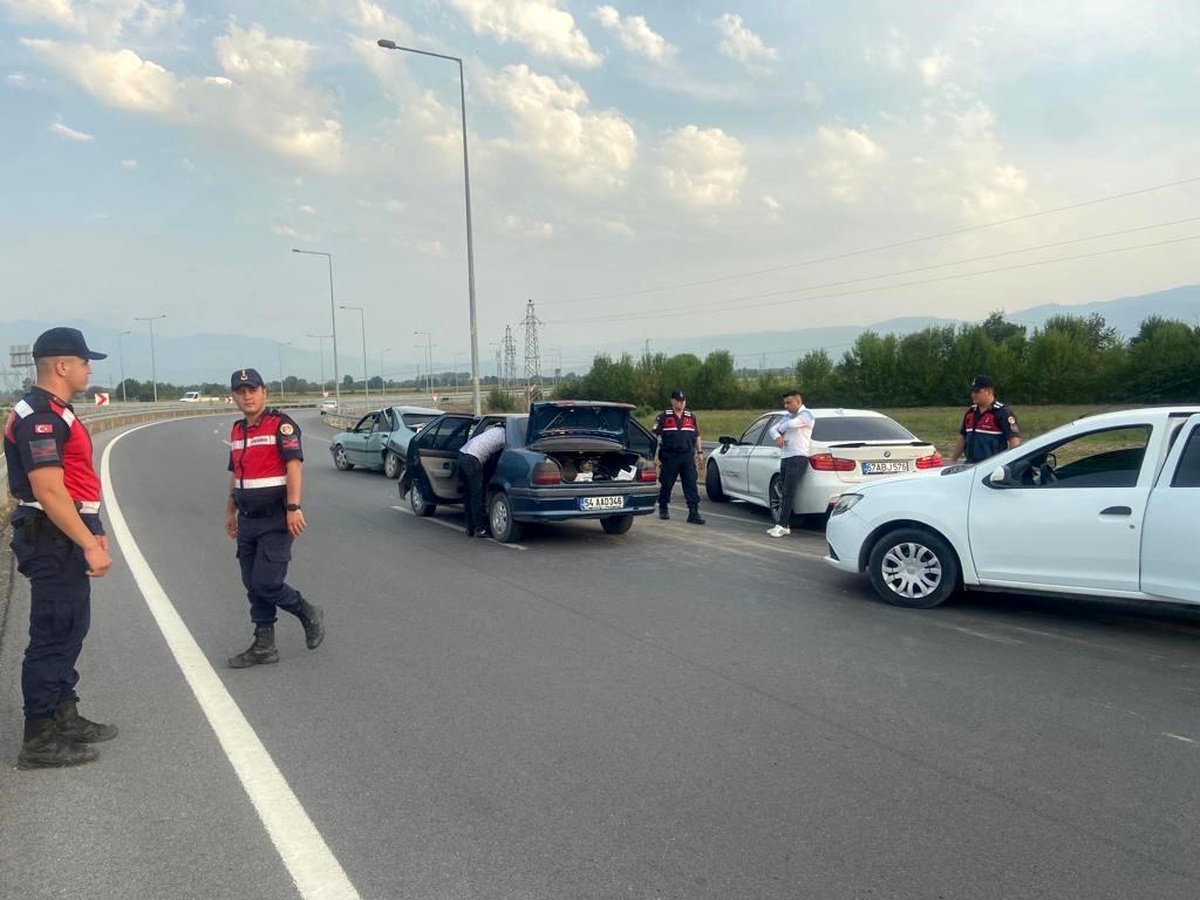 Sakarya\'da 3 aracın karıştığı zincirleme trafik kazasında 2 kişi yaralandı