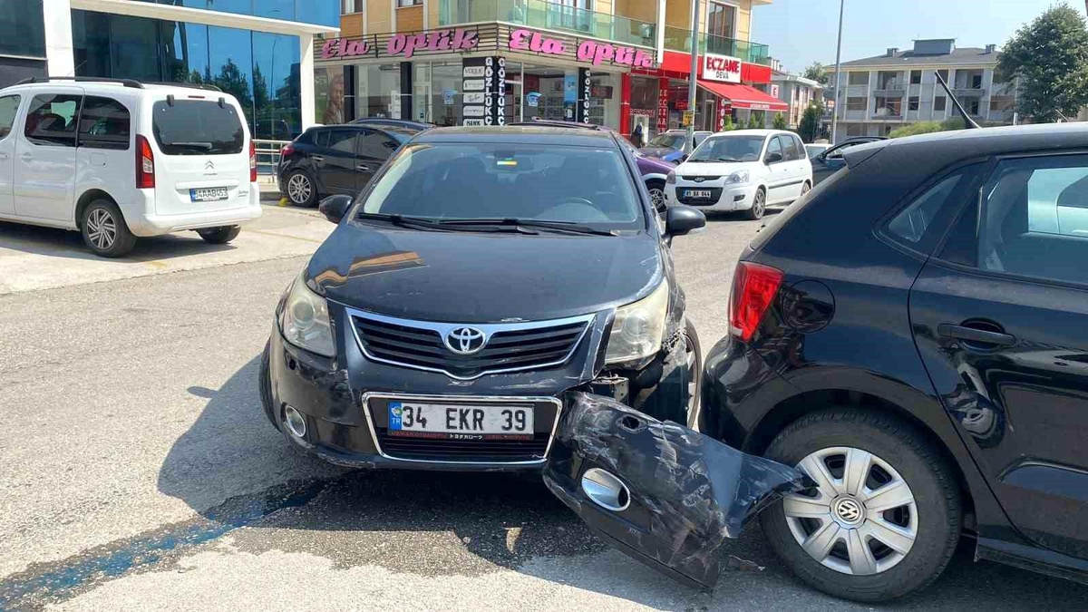Düzce\'de 88 yaşındaki sürücü hastane duvarına ve park halindeki araçlara çarptı