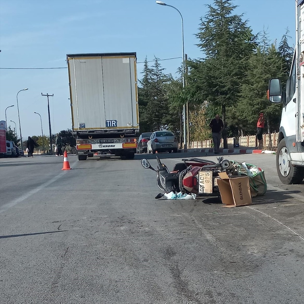Afyonkarahisar\'da tırla çarpışan motosiklette 3 kişi yaralandı