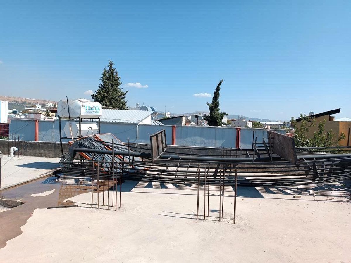Adıyaman\'da yangın merdiveni az hasarlı evin damına düştü