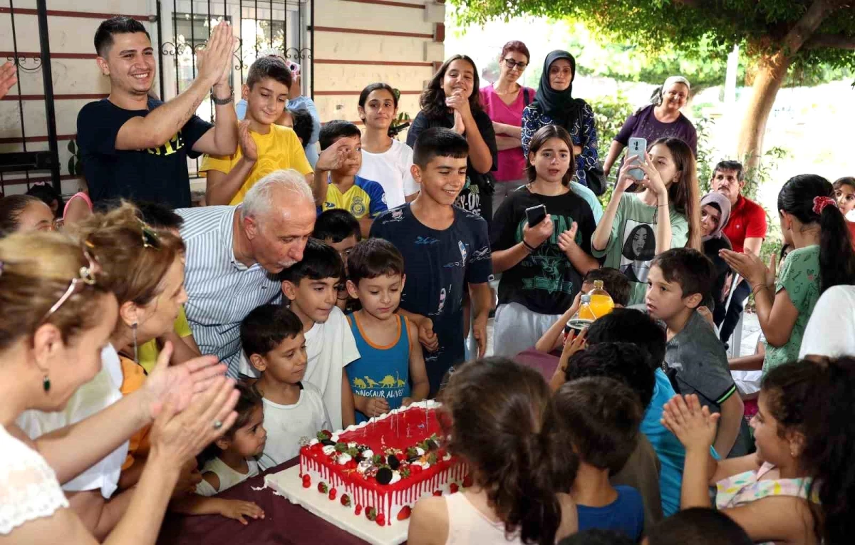 Mersin Akdeniz Belediye Başkanı Mustafa Gültak, İhsaniye Mahallesi\'nde çocuklara sürpriz doğum günü kutlaması yaptı