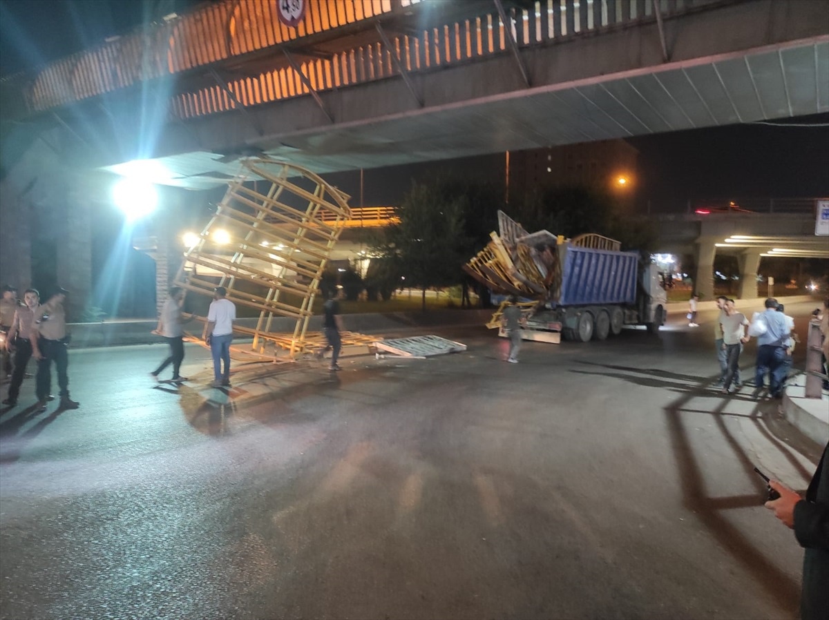 Ankara\'da Kamyonun Dorsesi Üst Geçide Çarptı