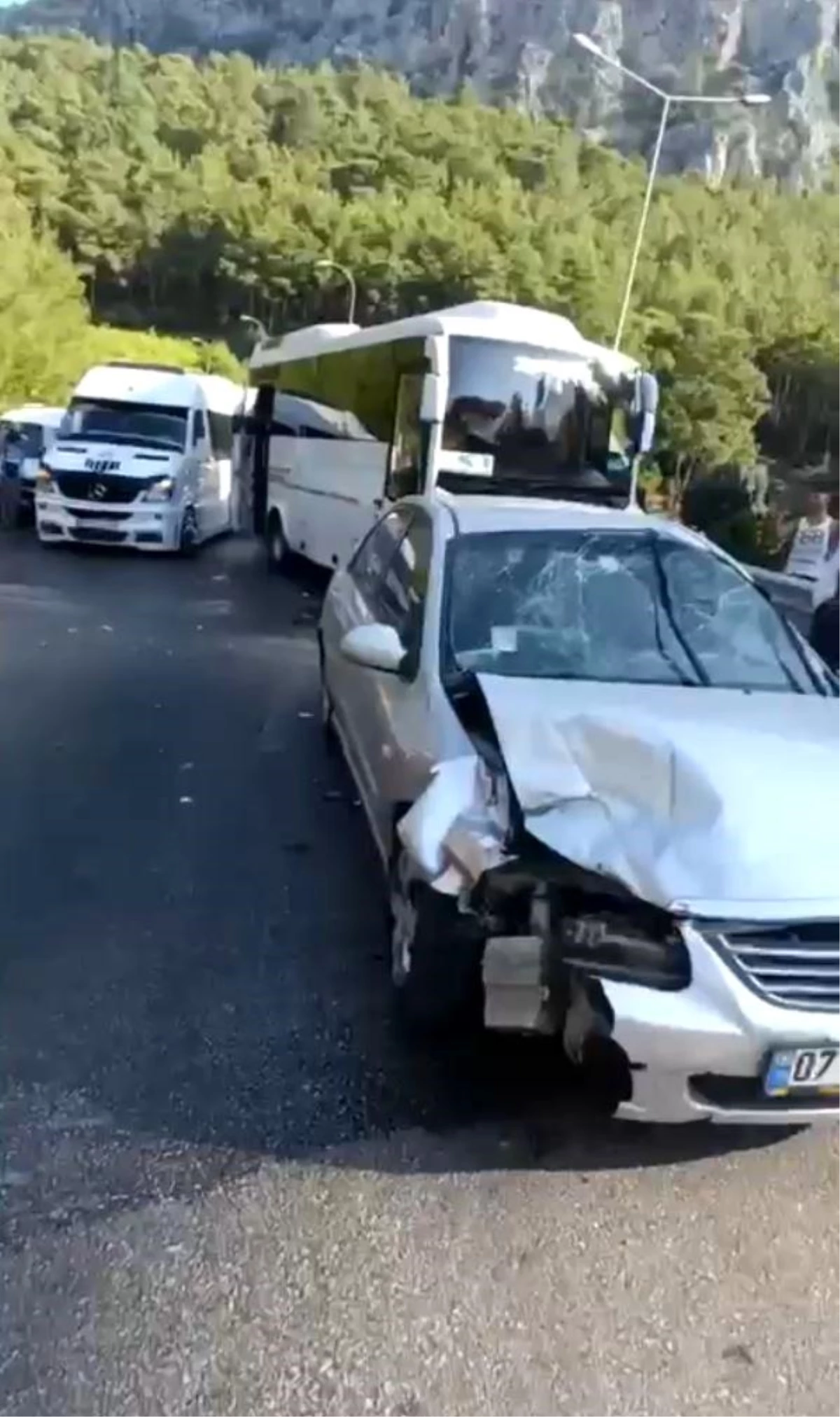 Antalya\'da Zincirleme Trafik Kazası: 2 Yaralı