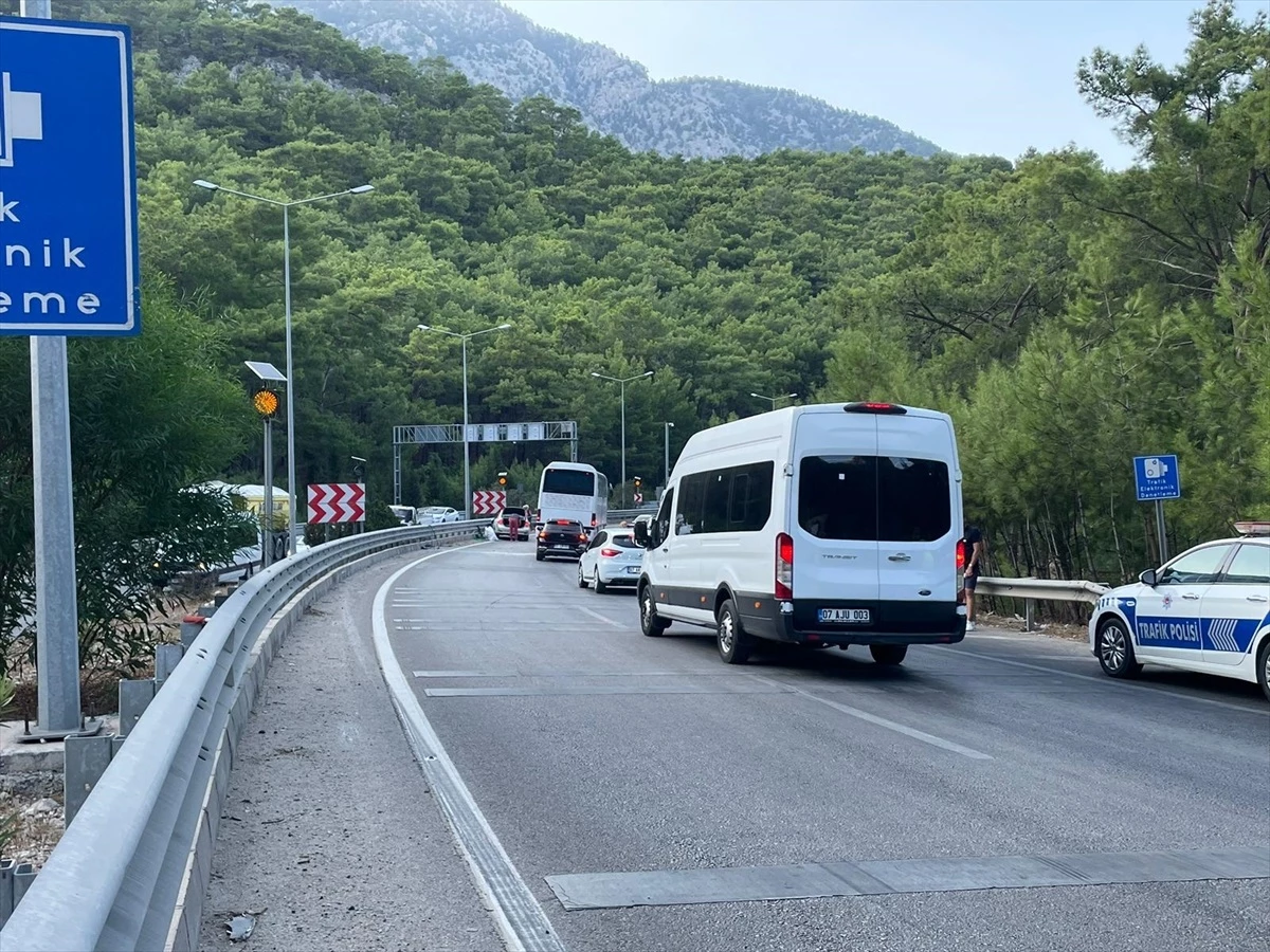 Antalya Kemer\'de Tünelde Zincirleme Kaza: 14 Araç Karıştı