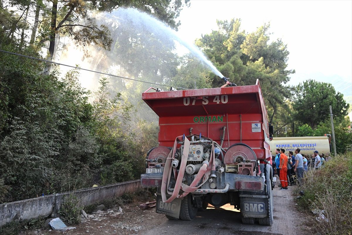 Kemer\'de Ormanlık Alanda Çıkan Yangın Söndürüldü