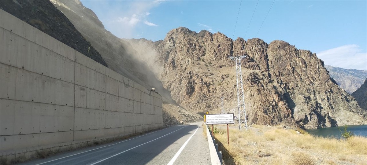 Artvin-Yusufeli kara yolunda heyelan temizliği devam ediyor