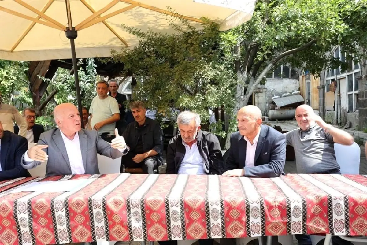 Erzurum Büyükşehir Belediye Başkanı Mehmet Sekmen, Hacılar Hanı esnafıyla bir araya geldi