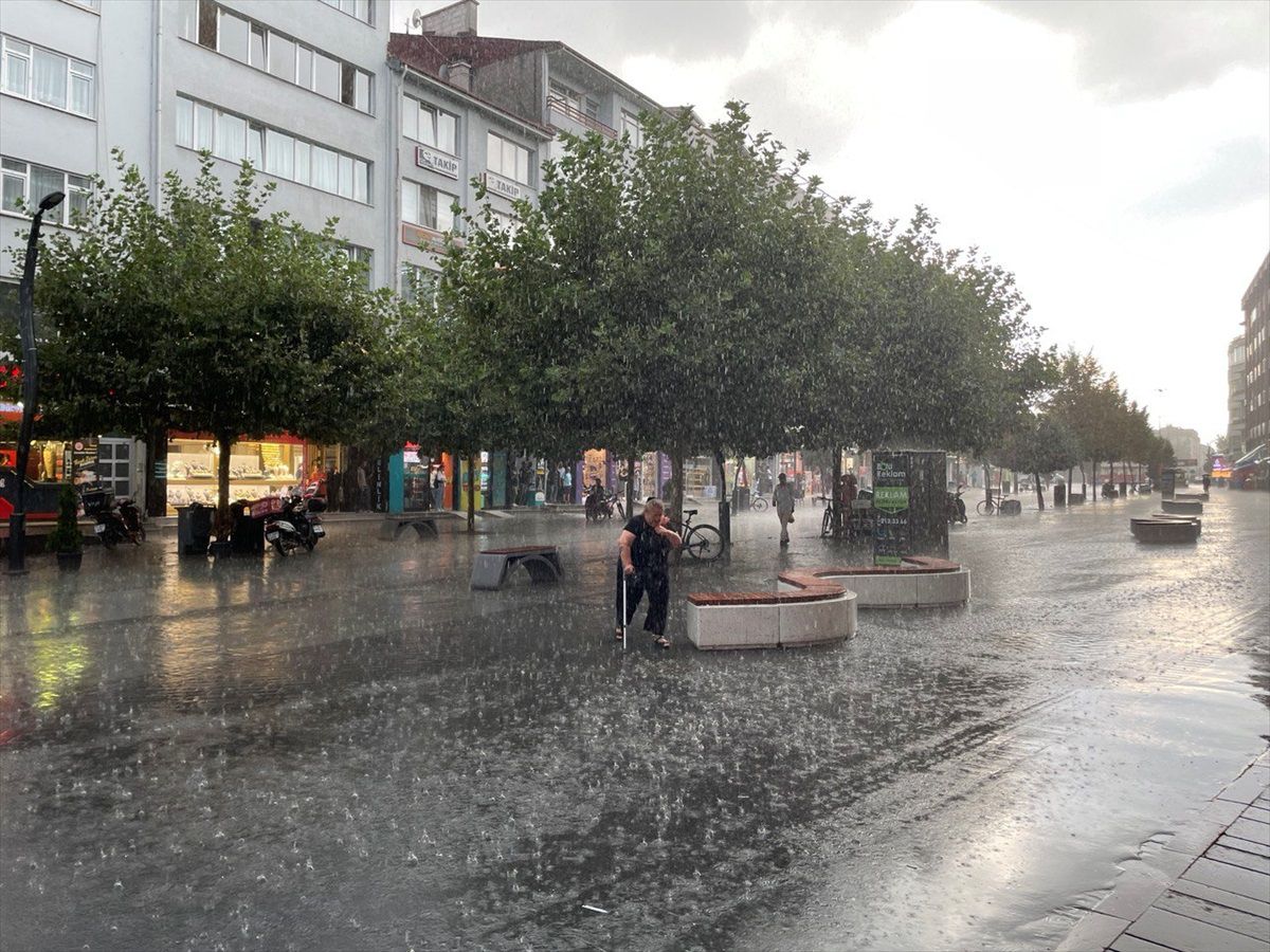 Bolu\'da akşam saatlerinde sağanak etkili oldu