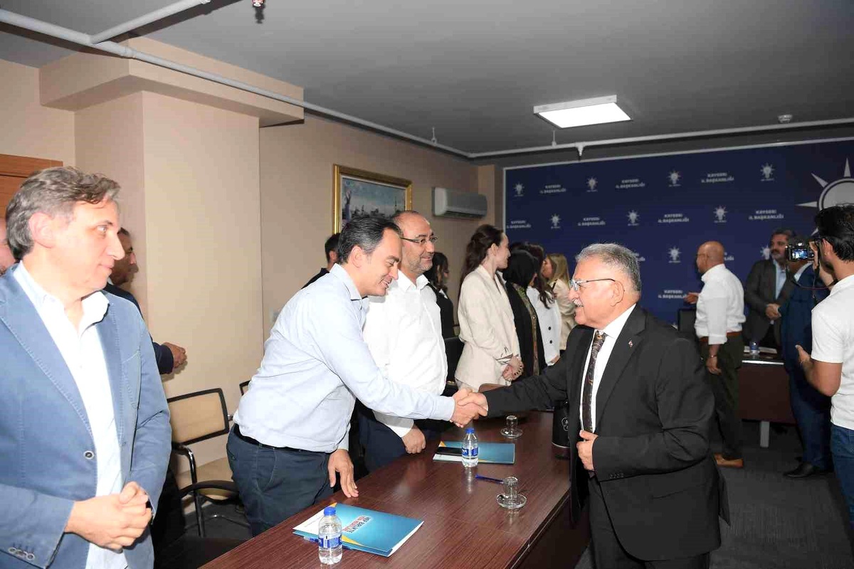 Kayseri Büyükşehir Belediye Başkanı Yeni Yönetim Kurulunu Tebrik Etti