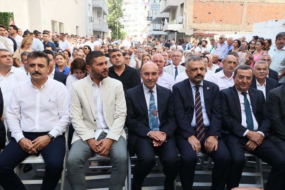 CHP İzmir İl Başkanı Şenol Aslanoğlu, il kongresinde aday olduğunu açıkladı