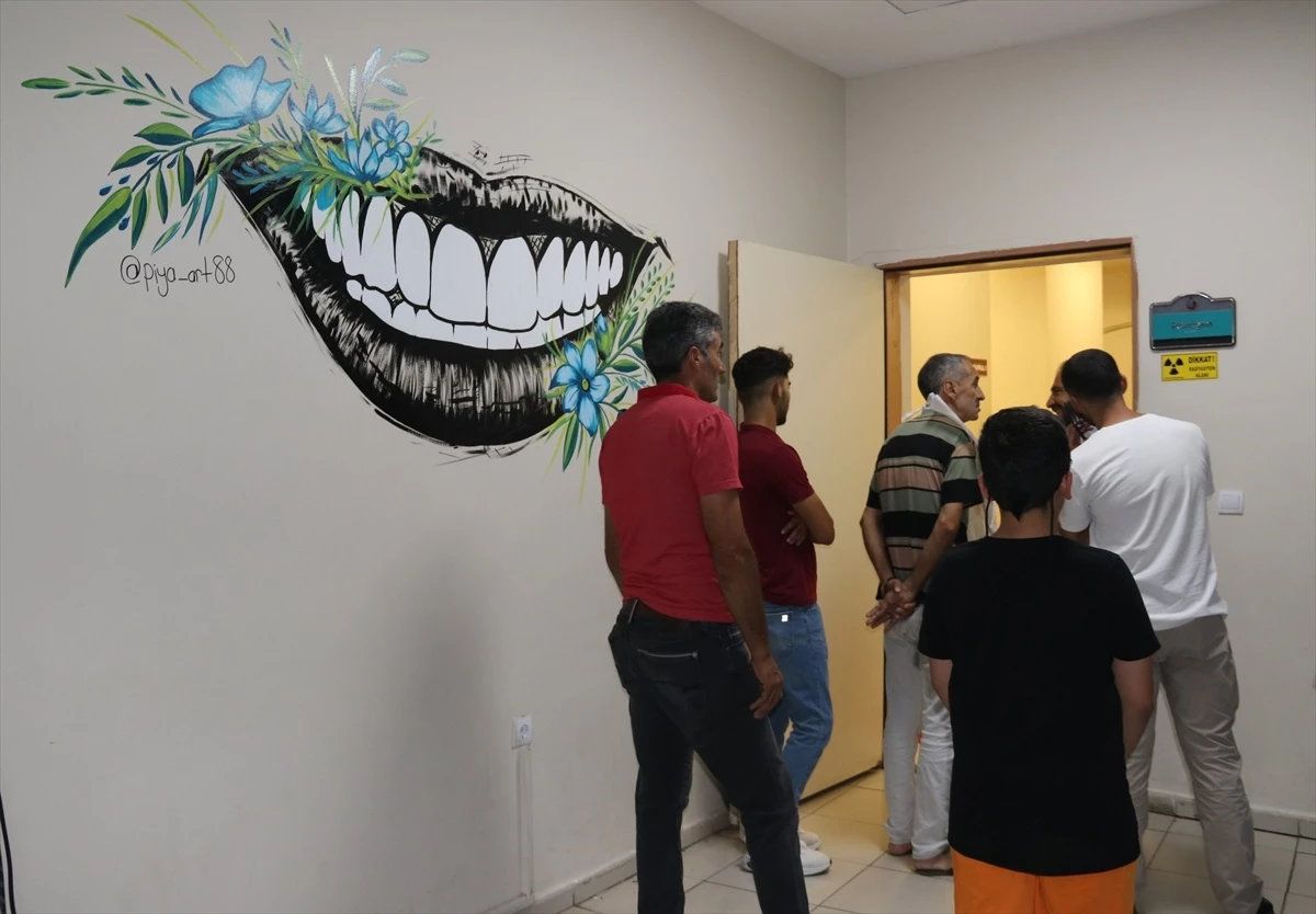 Diyarbakır\'da çocukların diş tedavisinden korkmaması için hastaneler resimlerle süslendi