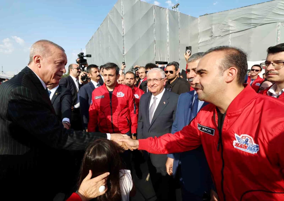 Cumhurbaşkanı Erdoğan: "Ülkemiz ve milletimiz için önemli bir milat olan 2023 TEKNOFEST\'e bir milyon gencimizin başvurduğunu öğrendim. İşte bu tablo...