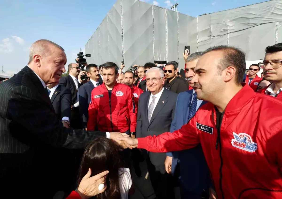 Cumhurbaşkanı Erdoğan: "Ülkemiz ve milletimiz için önemli bir milat olan 2023 TEKNOFEST\'e bir milyon gencimizin başvurduğunu öğrendim. İşte bu tablo...