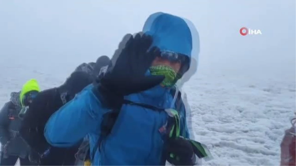 Dağcılar sis ve fırtınada Ağrı Dağı\'na tırmandı: Yorulan turist gözyaşlarına boğuldu