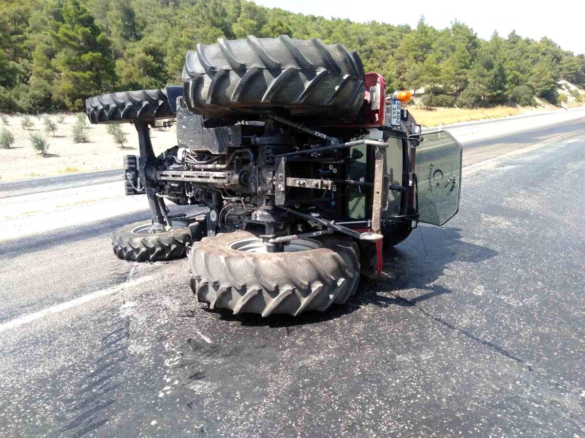 Denizli\'de Yan Devrilen Traktörün Sürücüsü Önlemler Sayesinde Yara Almadan Kurtuldu