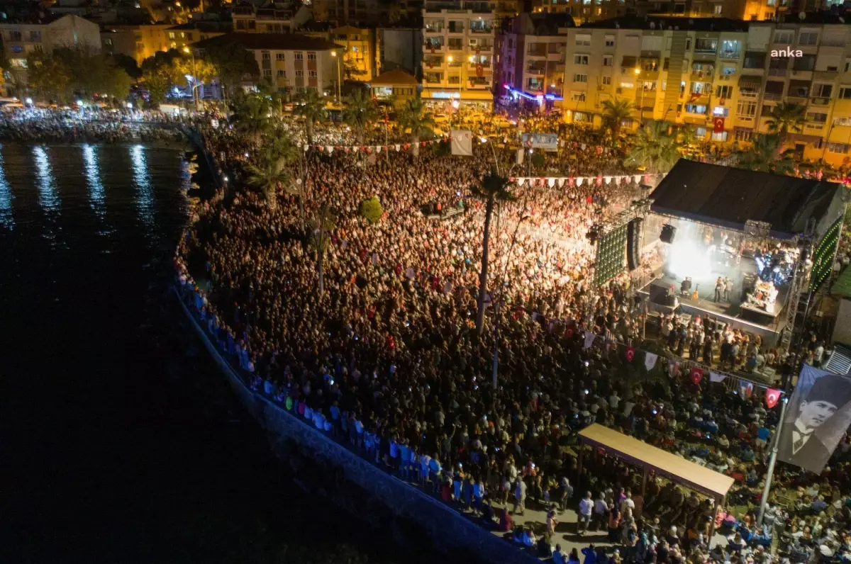 Dikili Kültür, Demokrasi ve Emek Festivali\'nde İlber Ortaylı ve Funda Arar unutulmaz bir gün yaşattı