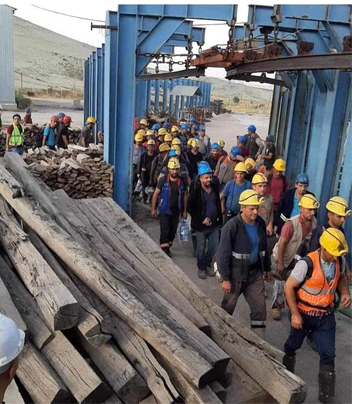 Eskişehir\'de Doruk Madencilik işçileri yer altına kapatma eylemi başlattı