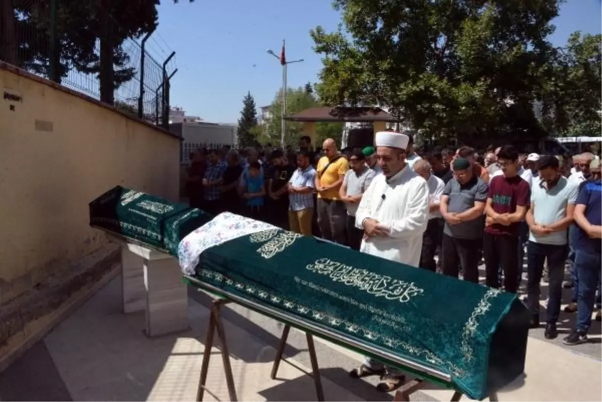 Anne ve Kızı Yan Yana Defnedildi