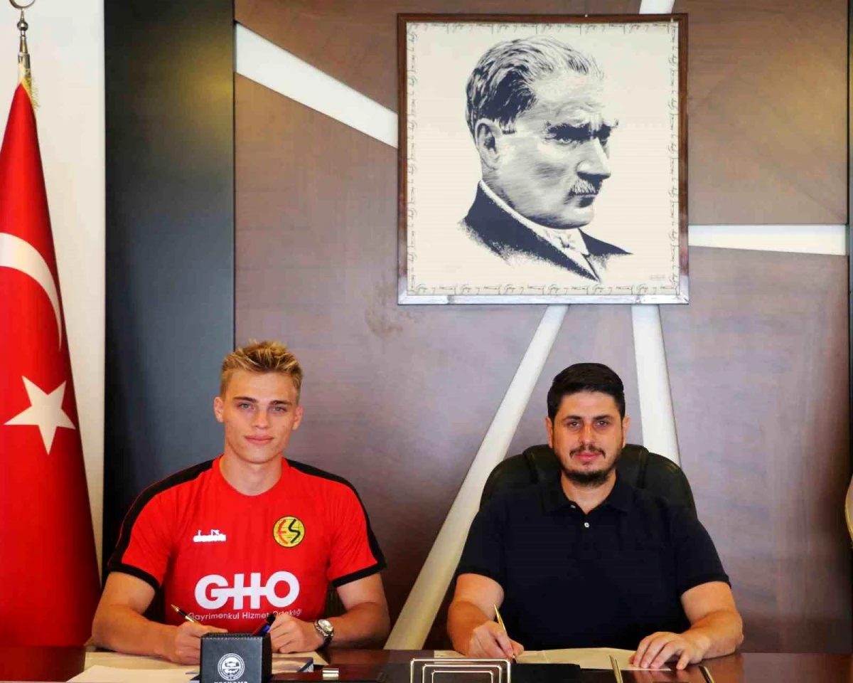 Eskişehirspor, 7 genç futbolcu ile sözleşme imzaladı