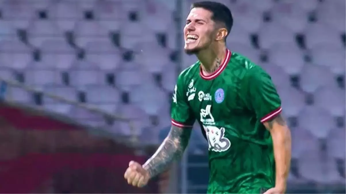 Beşiktaş ve Galatasaray, Berat Özdemir için karşı karşıya! Milli futbolcu, Türkiye'ye geri dönüyor