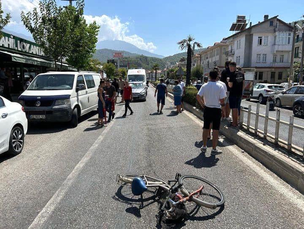 Fethiye\'de Bisikletliye Otomobil Çarptı, 1 Kişi Hayatını Kaybetti