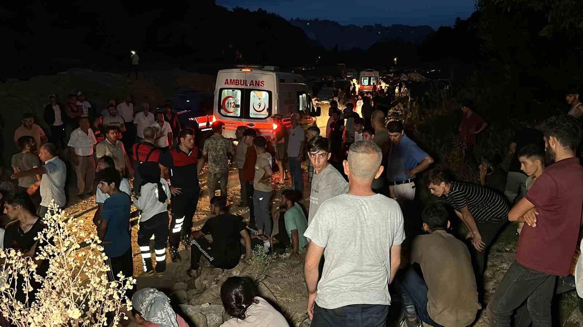 Düzce\'de Fındık İşçilerini Taşıyan Traktör Römorku Şarampole Yuvarlandı