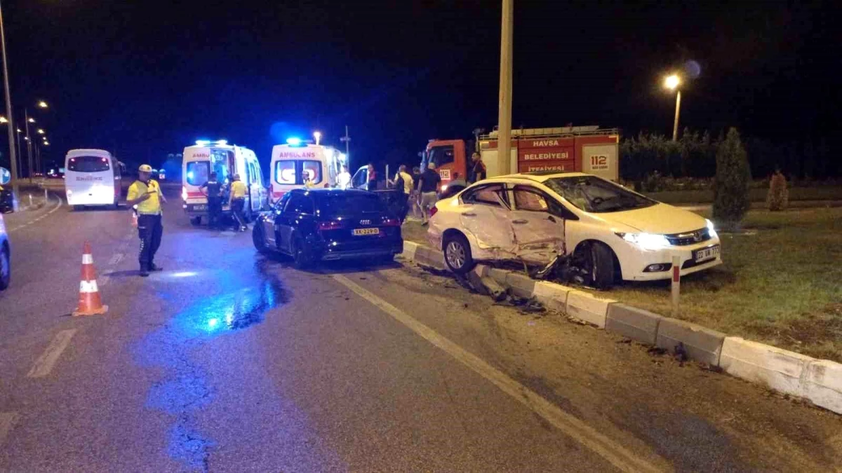 Hollanda\'da yaşayan gurbetçi ailenin Türkiye\'de kaza yapması sonucu 3 kişi yaralandı