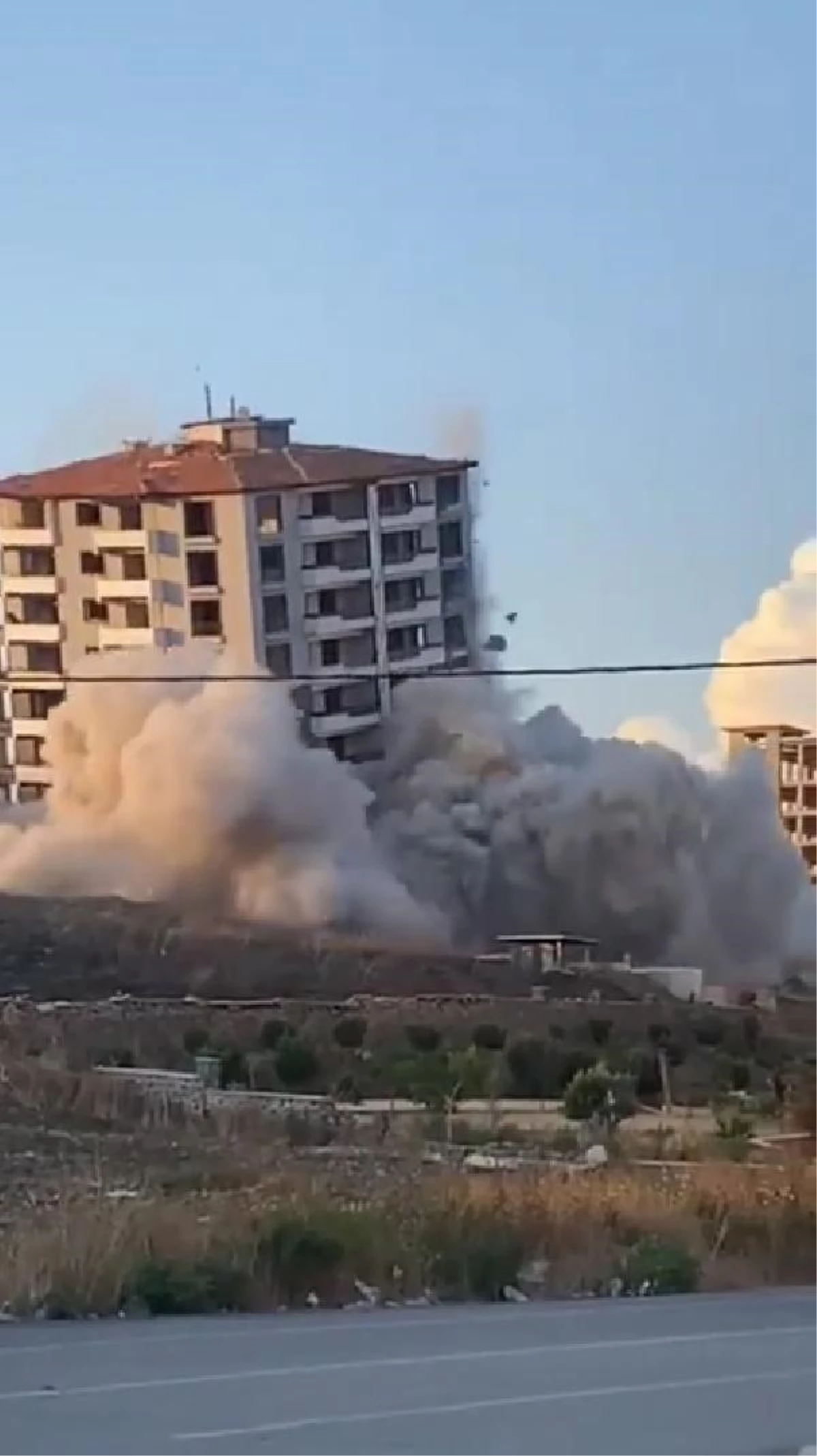 Antakya\'da depremde hasar alan 15 katlı bina dinamitle yıkıldı