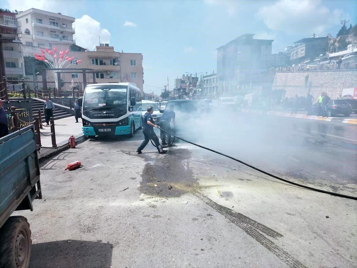 Hatay\'da araç yangını itfaiye tarafından söndürüldü