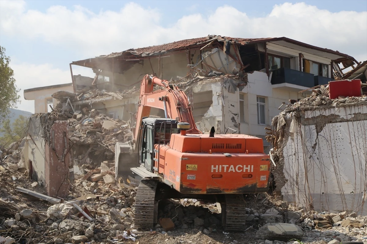 Hatay\'da depremden etkilenen ağır hasarlı binalar yıkıldı