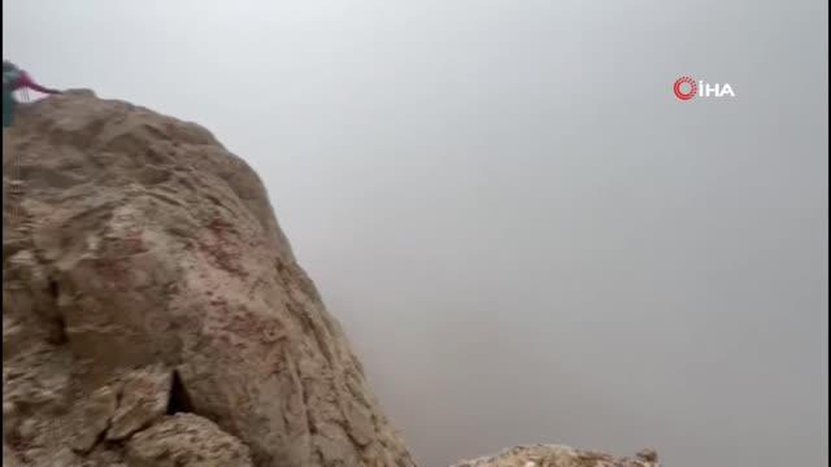 Huzurun geldiği dağlar, kamp ateşi ile aydınlanıyor