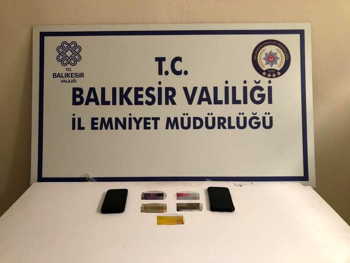 Balıkesir\'de İnternet Dolandırıcılığı Operasyonu: 13 Kişi Dolandırıldı, 2 Şüpheli Yakalandı