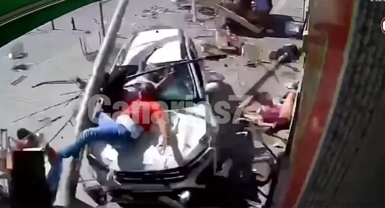 İspanya'da Kontrolden Çıkan Otomobil Kafeye Daldı: 8 Yaralı