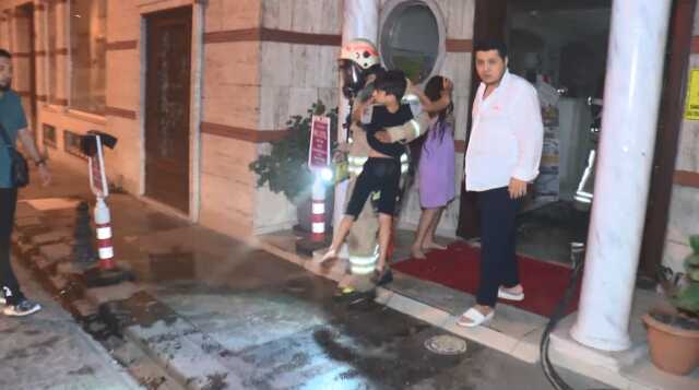 İstanbul'da otelde yangın paniği! Dumanları gören turistler camlara çıkıp sokağa döküldü