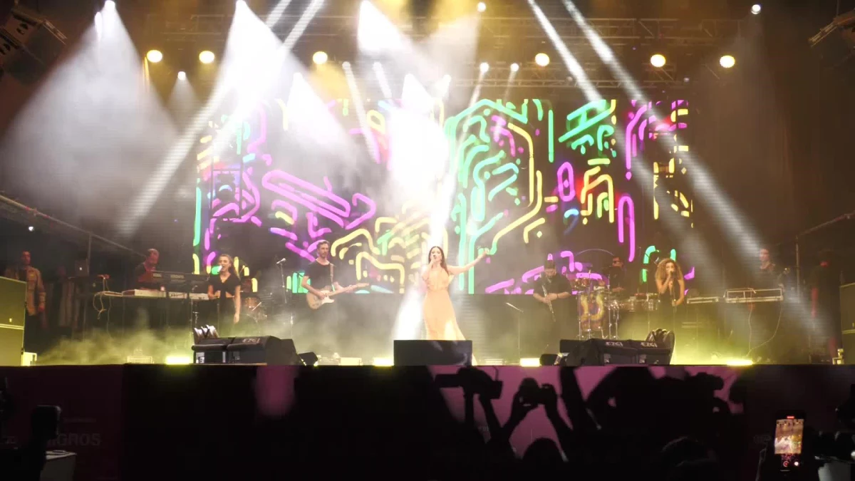 İzmir Enternasyonal Fuarı\'nda Simge Sağın konser verdi