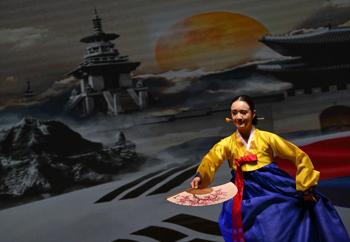 Güney Koreli Sanatçılar İzmir\'de Karavan Kore Kültür Günü Etkinliğinde Buluştu