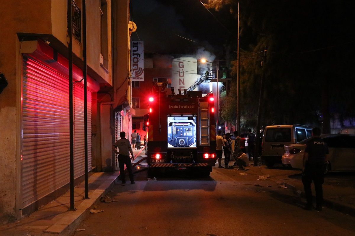 İzmir\'deki Ambalaj ve Ayakkabı İmalathanesinde Yangın Çıktı