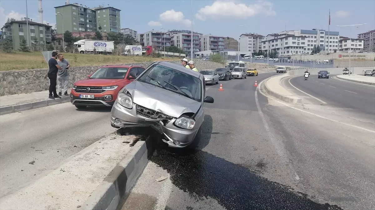Karabük'te Otomobil Kaldırıma Çarptı: 2 Yaralı
