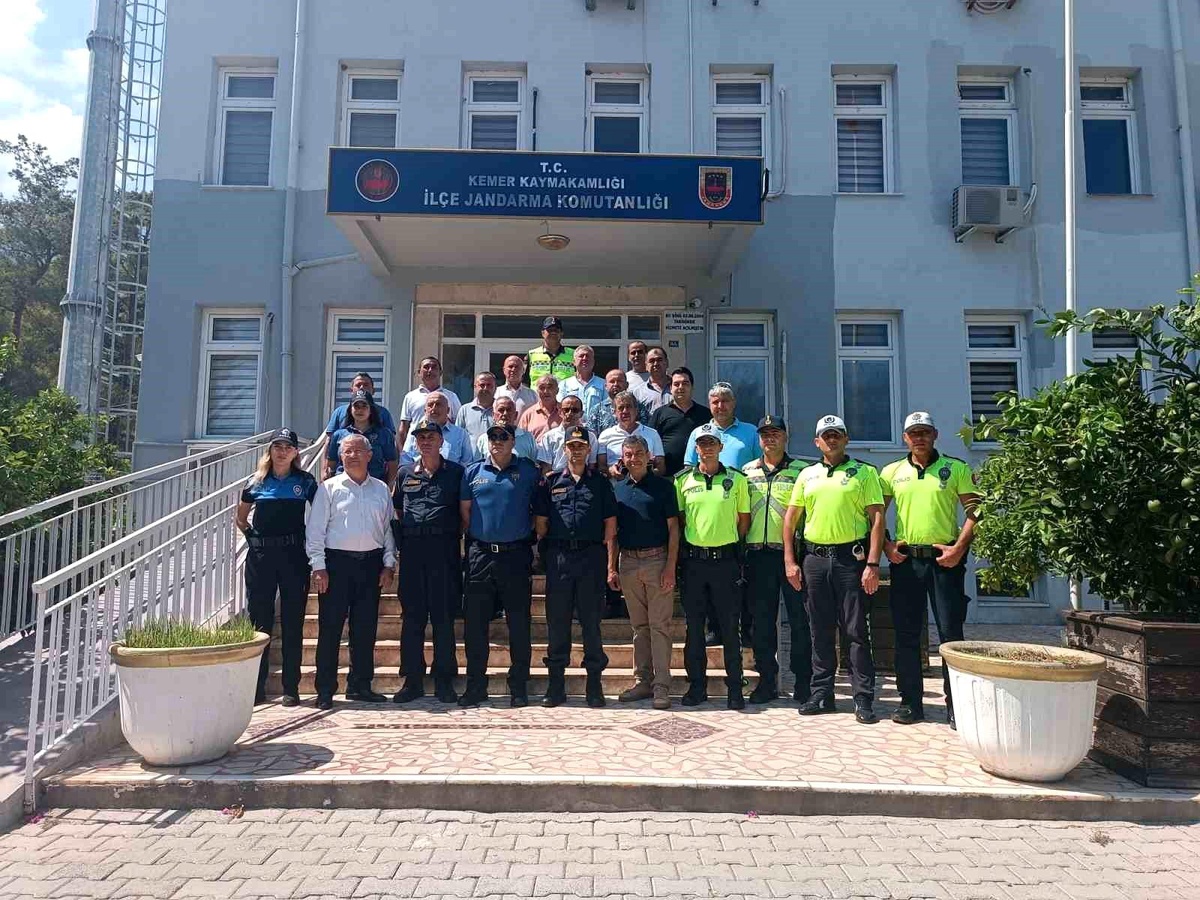 Antalya\'nın Kemer ilçesinde örnek sürücülere plaket ve hediyeler verildi