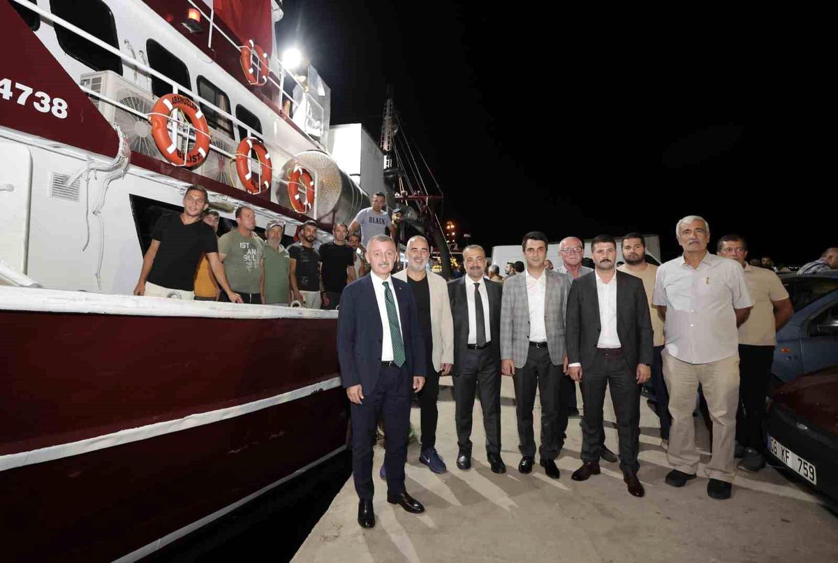 Kocaeli'de balıkçılar havai fişek eşliğinde denize açıldı