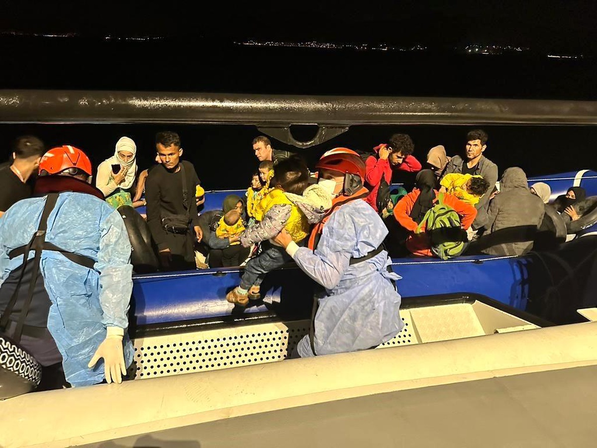 İzmir\'in Menderes ilçesi açıklarında 37 düzensiz göçmen yakalandı